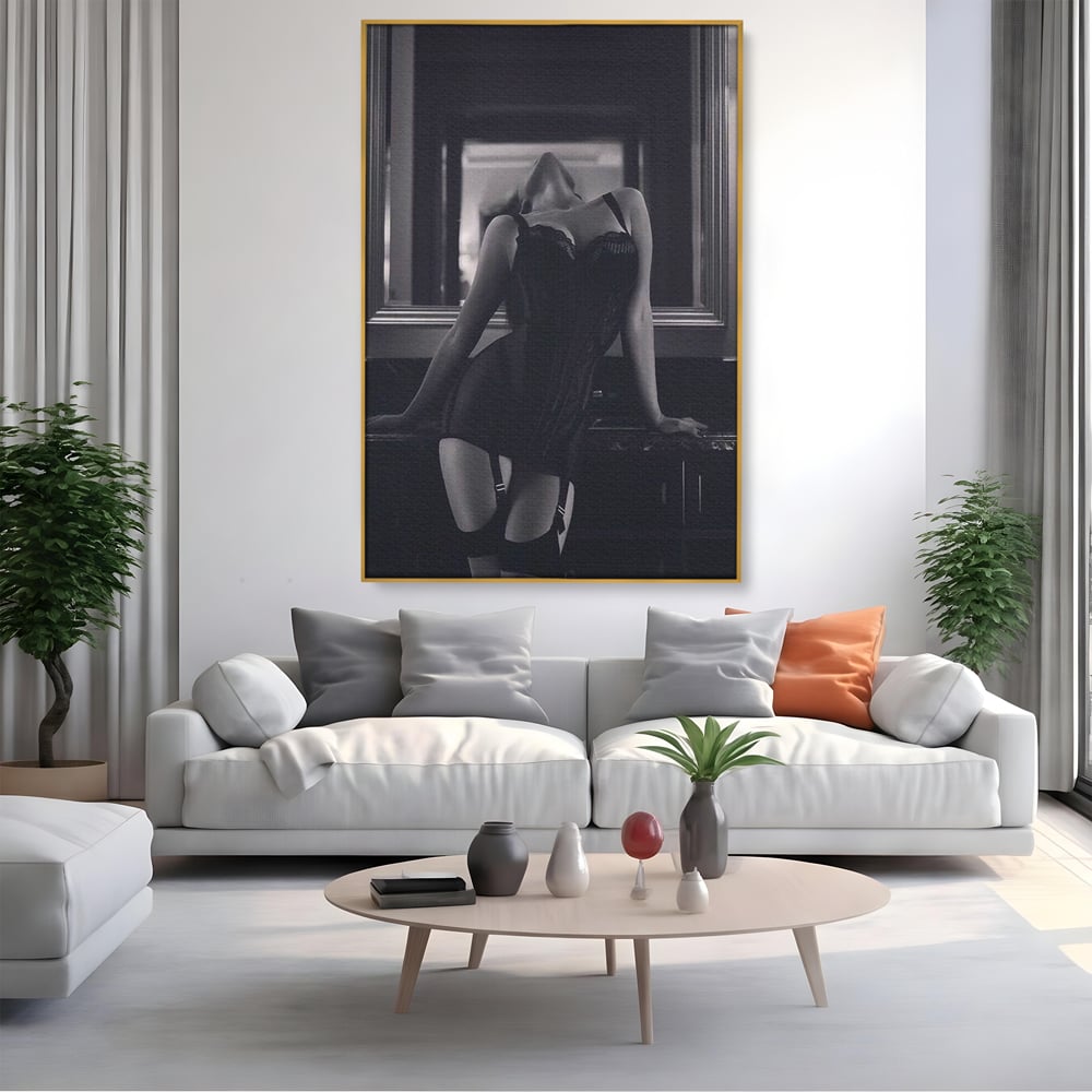 Tablou canvas cu tablou canvas cu silueta feminina, in rama de aluminiu auriu, pe perete intr-un living